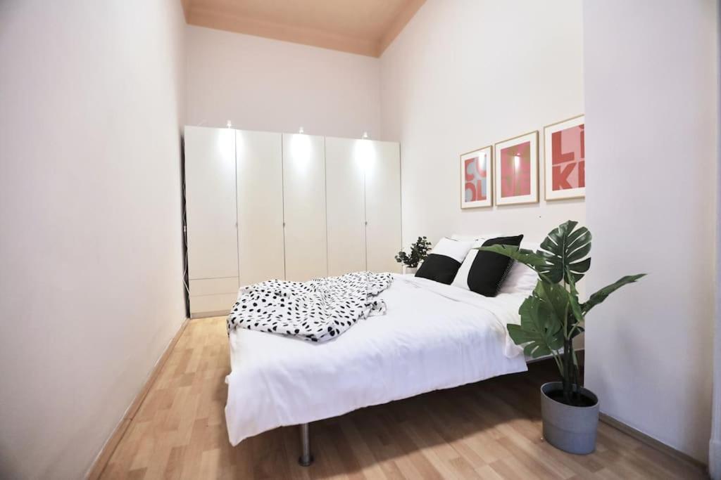 Unwind In Style W Sauna Dsgn 2Br Home ブダペスト エクステリア 写真