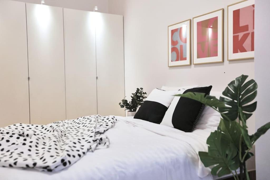 Unwind In Style W Sauna Dsgn 2Br Home ブダペスト エクステリア 写真